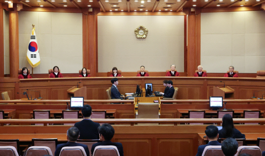 한덕수 국무총리의 탄핵심판 선고 날인 24일 서울 종로구 헌법재판소 심판정에 문형배 헌법재판소장 권한대행을 비롯한 재판관들이 착석해 있다. 헌재는 이날 한 총리에 대한 국회의 탄핵소추를 기각했다. [공동취재·연합뉴스]